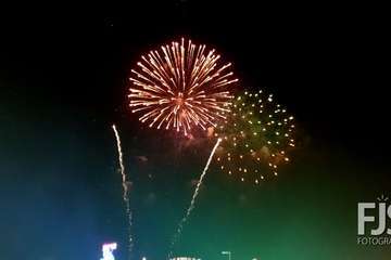 Vistoso espectáculo pirotécnico en el cielo de Telde (Foto Francisco Javier Santana, Jesús Ruiz Mesa y TA)